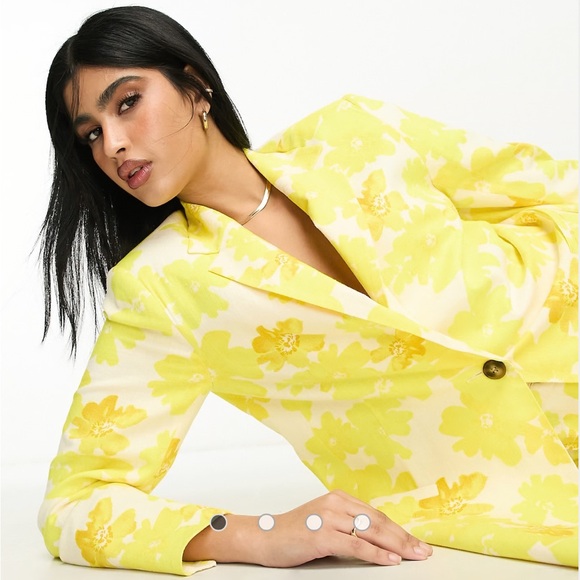 ASOS DESIGN oversized floral printed slim fit suit blazer with linen in yellow. - Picture 4 of 6
